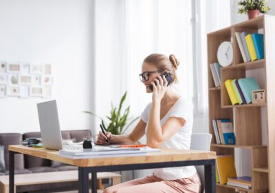 seitwarts-blonde-frau-die-am-telefon-spricht