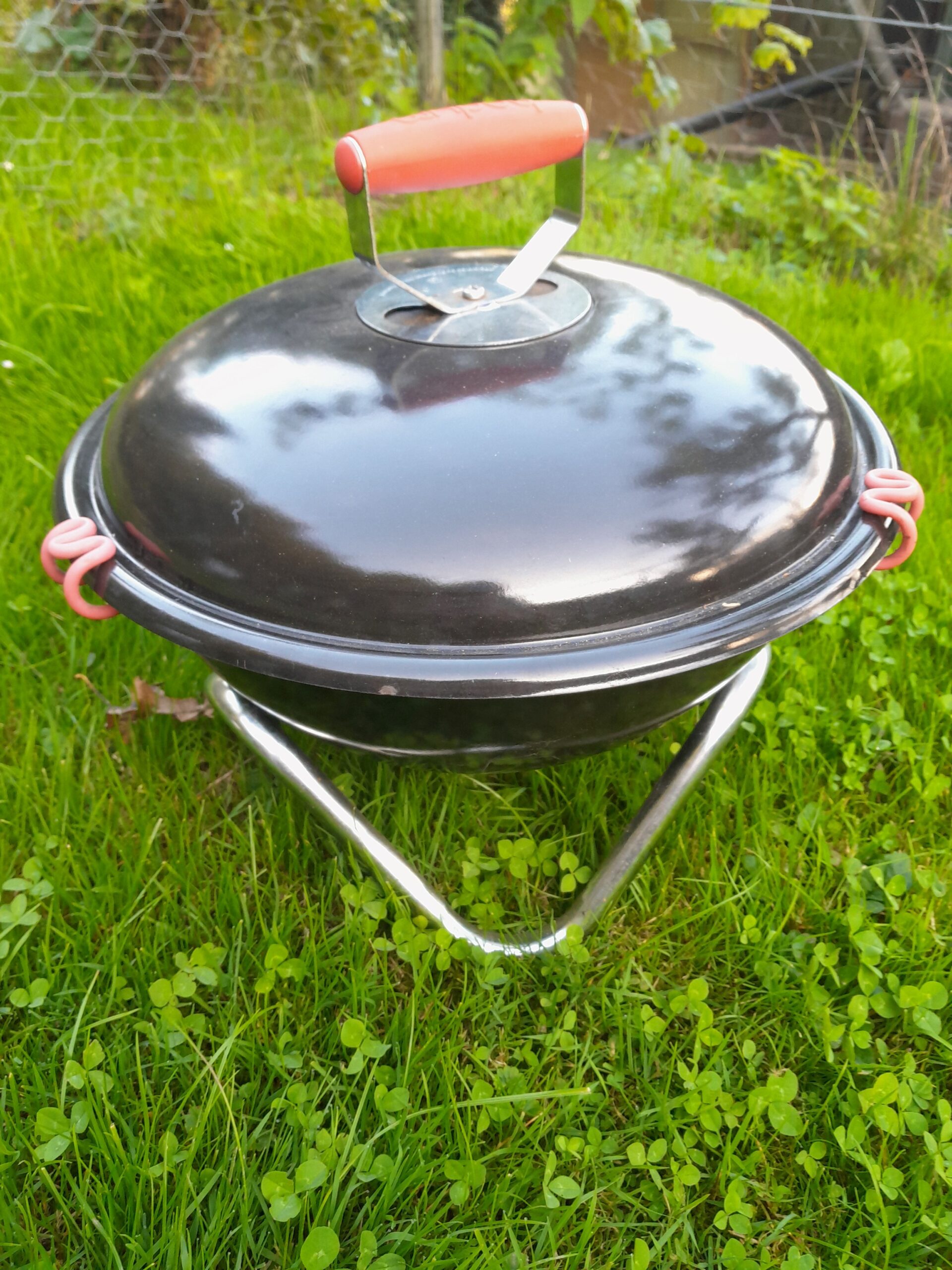 Portabler Bodum Holzkohlegrill