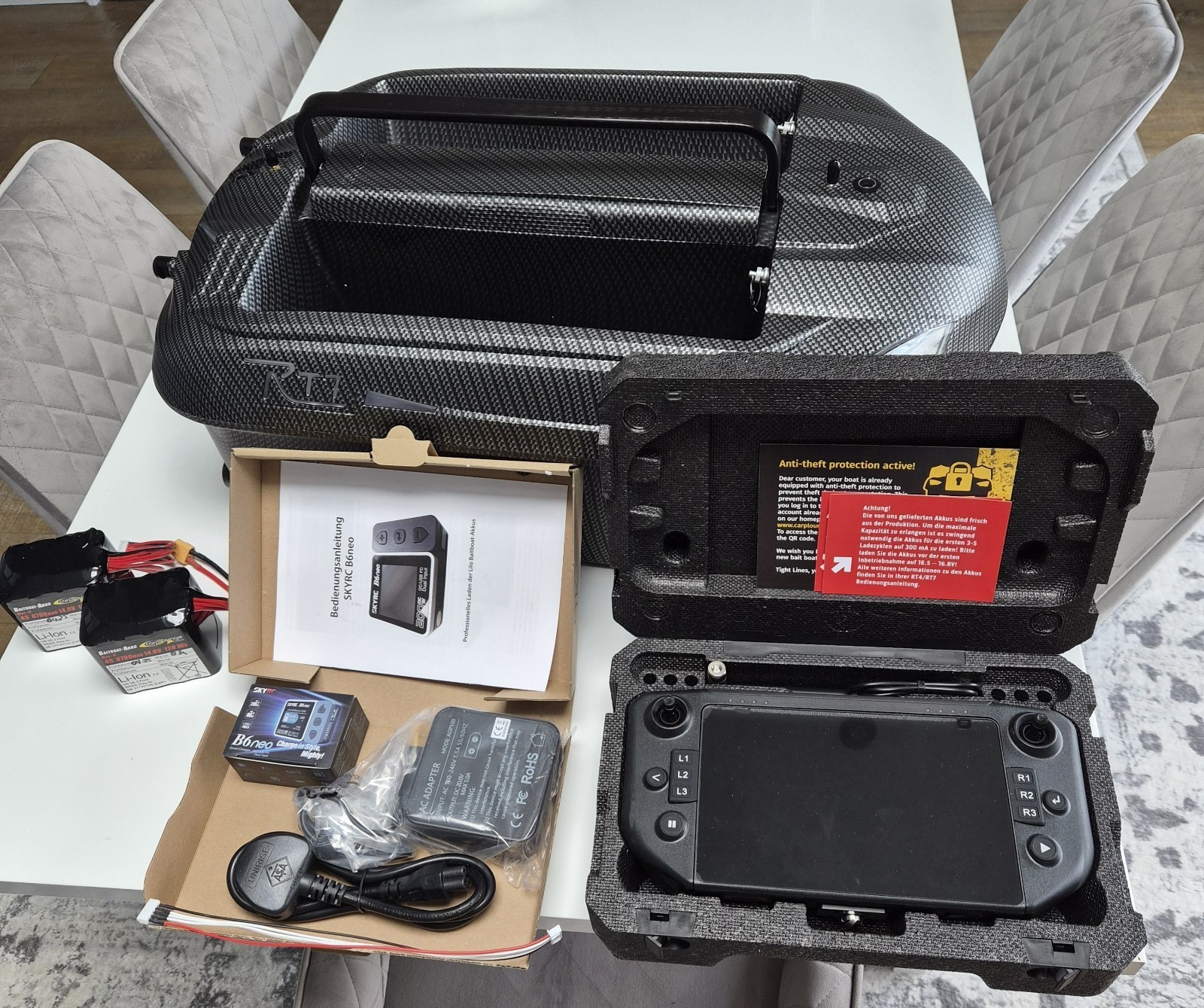 Carplounge RT7 V4 Pro Carbon Bait Boat mit Raymarine