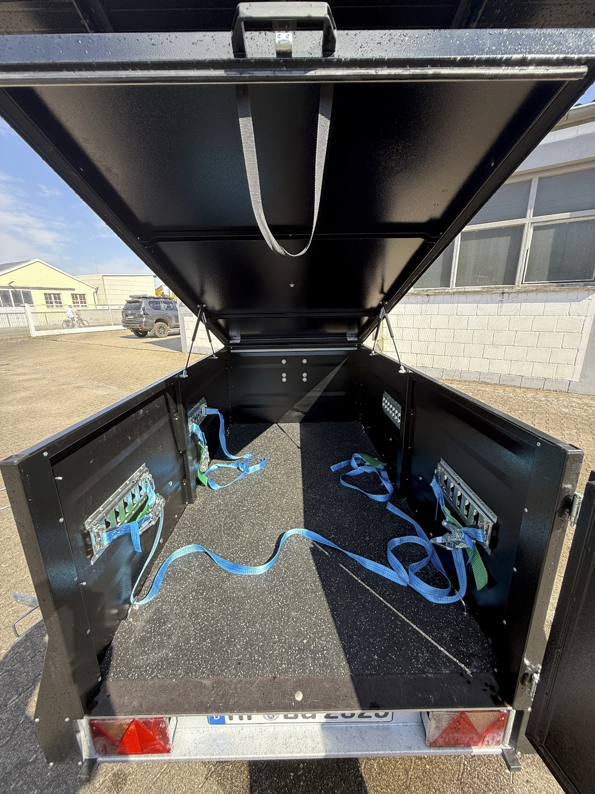 Offroad Anhänger mit Dachzelt komplett