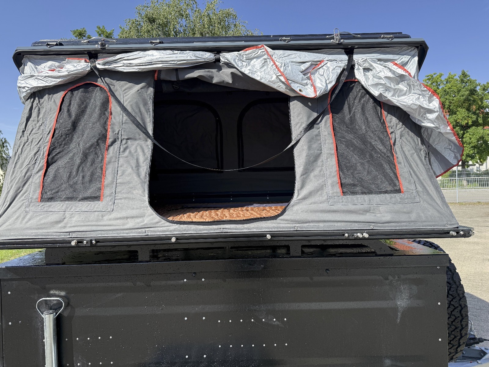 Offroad Anhänger mit Dachzelt komplett